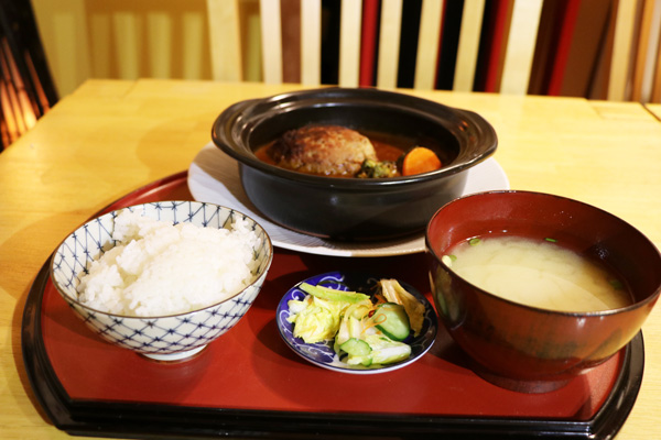 土鍋仕立ての煮込みハンバーグランチ メニュー全景