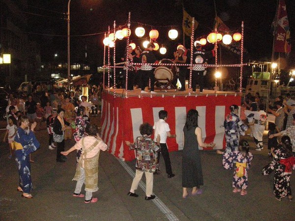 『盆踊り大会と海上花火大会』