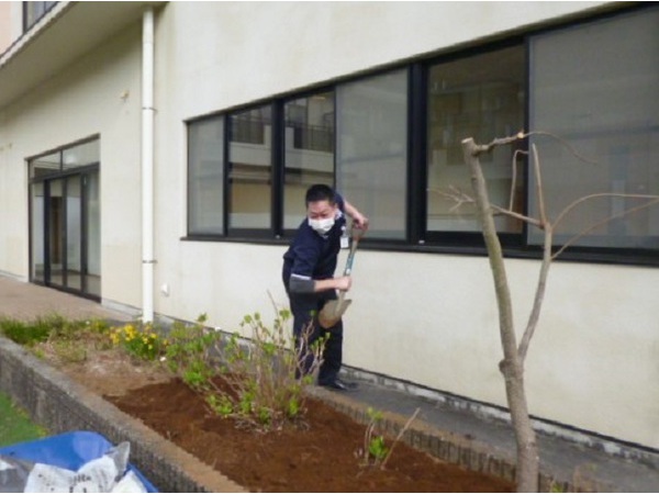 伊東・ウェルケア伊豆高原　紫陽花の植え付け