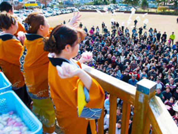 お正月の縁起物！！新春餅投げ