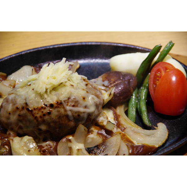 ハンバーグ　リニューアルしました。