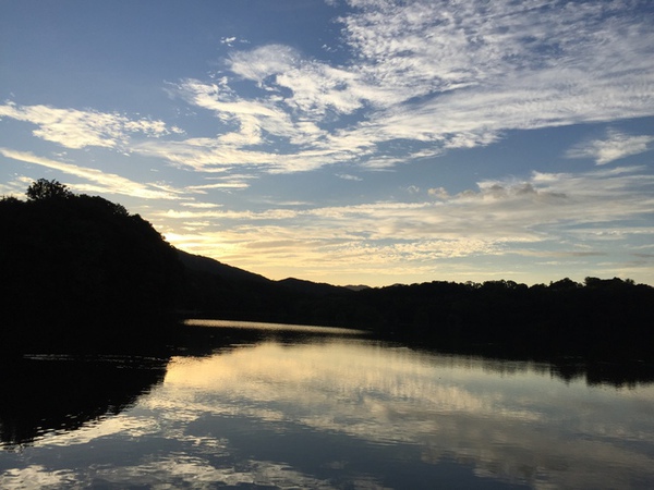 一碧湖遊歩道の夕暮れ