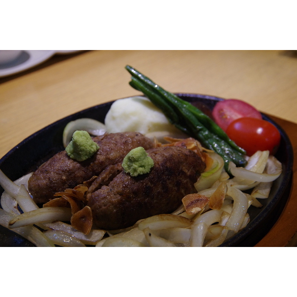 桜の後お待ちしています。「あしたか牛のハンバーグ」