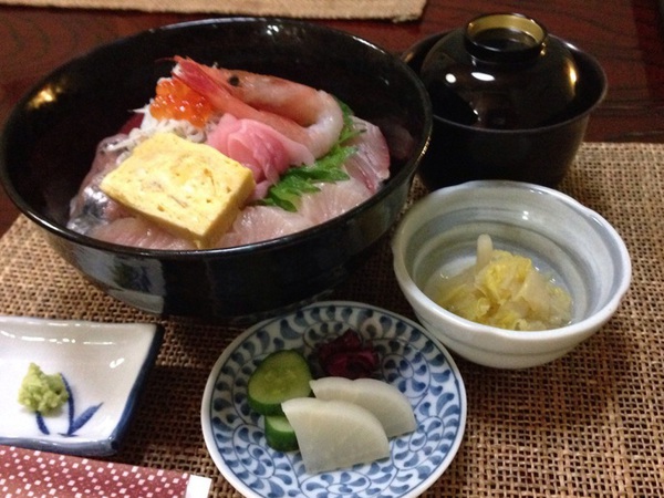 明日の海鮮丼  先着10名様に本鮪すき身のります。