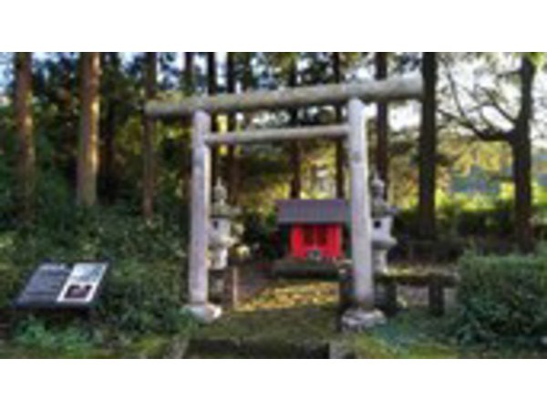 曽我物語敵討ちの地【白糸の滝・工藤祐経の墓・曽我兄弟の隠れ岩】