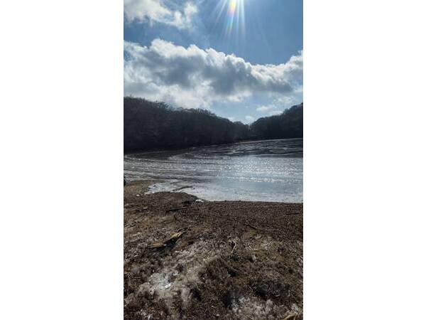 凍結した八丁池へ