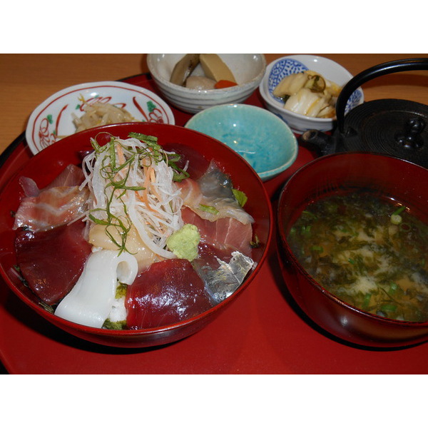 〆におだしをかけて「まご茶仕立ての海鮮丼」