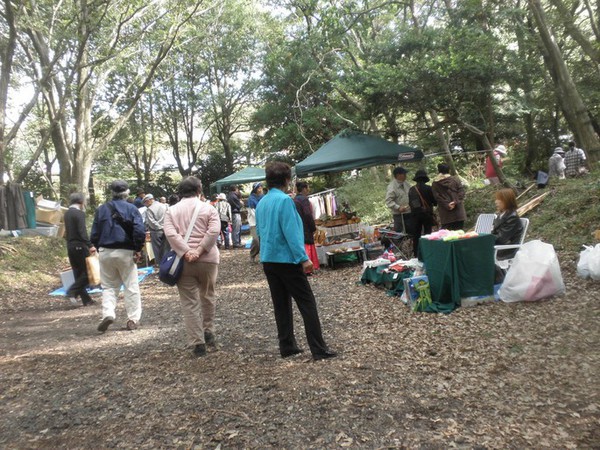 秋の森の露店市