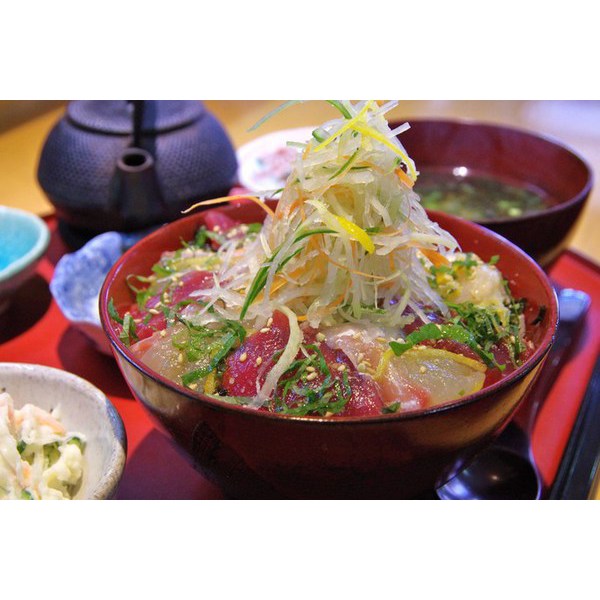 伊豆らしい食べかたです。「まご茶仕立ての海鮮丼」