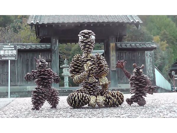 願成就院山門前 阿弥陀如来、毘沙門天、不動明王の松ぼっくりアート