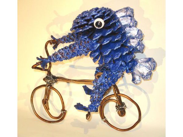 伊豆の国バージョン、イチゴと自転車に乗るさかなクン。吊るし松ぼっくり