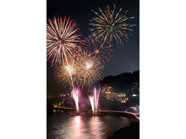 伊豆山温泉納涼海上花火大会